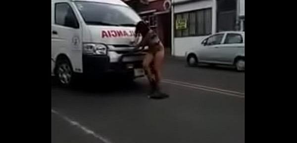  Se desnudan en la calle drogada Costa rrica